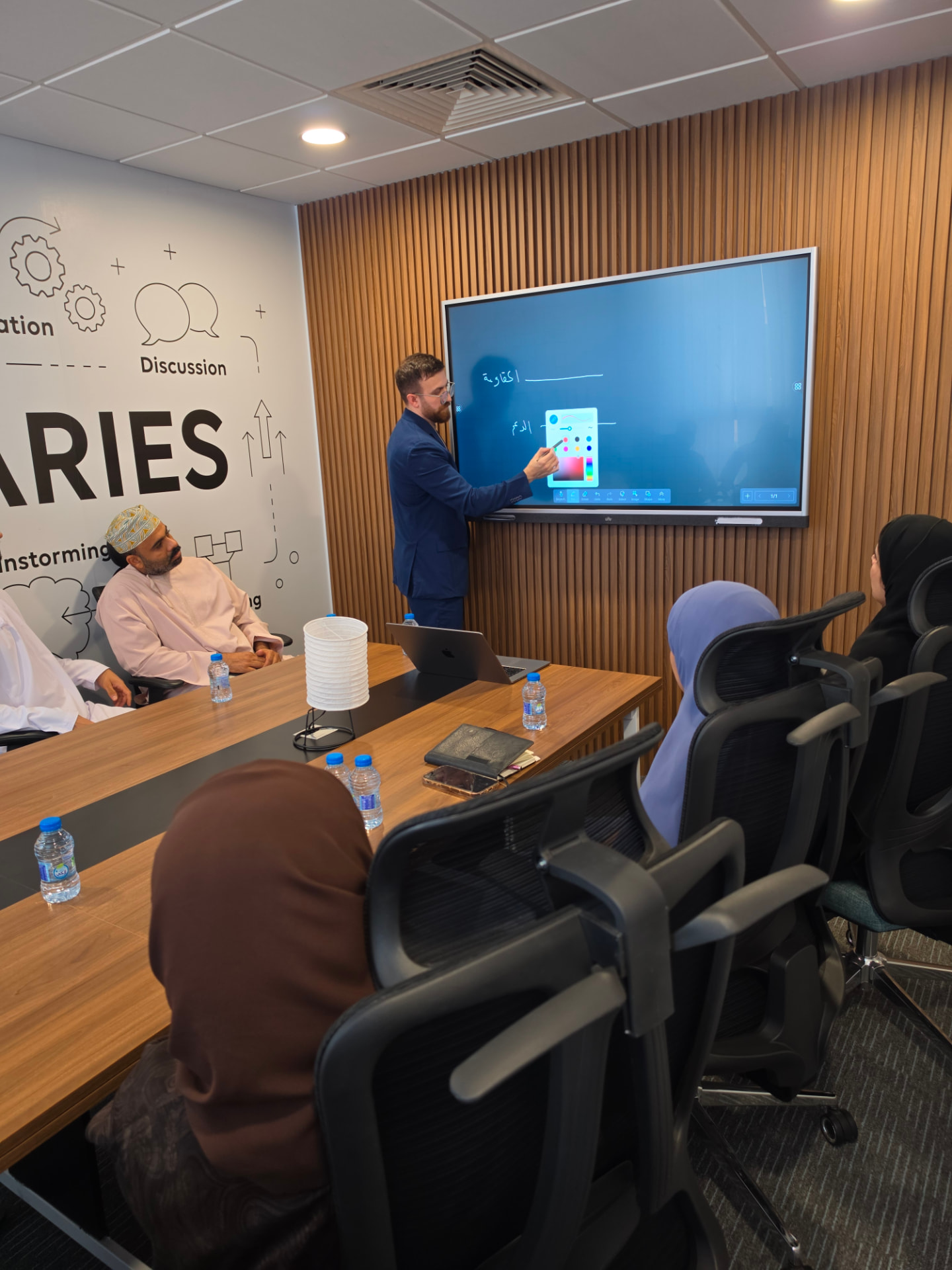 قاعة التدريب في مكتب ProTrade Investments خلال دورة سابقة
